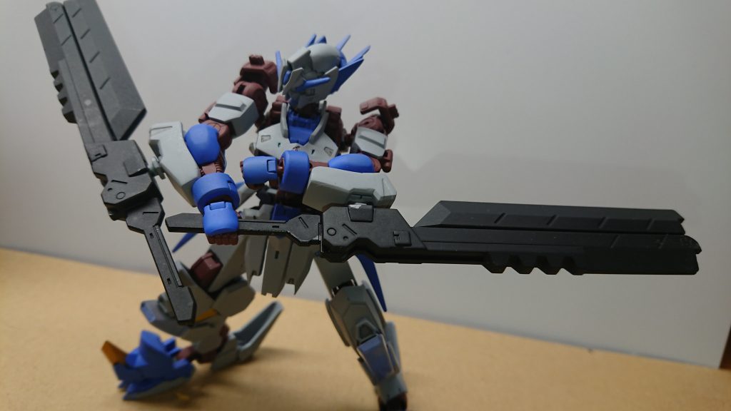 武装
・デモリッションナイフ
元々はタントテンポの管轄下にあるアスタロトの装備でありそれを荒神用に改造を行いテイワズの横流しにより現在の荒神に装備されている
本来はMS並みサイズでアスタロトもサブグリップと両手で支える装備であるが荒神には機体のリミッターが最初から掛けられておらずこれを片手で使うとこができる為、二本装備されている
ひたすら敵を殴り倒すために装備されている