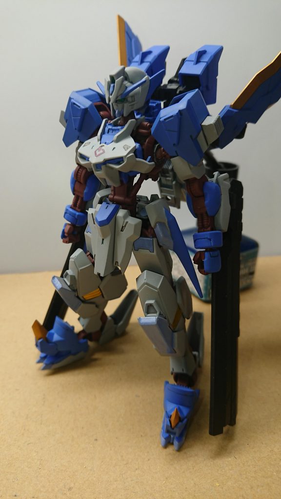 ガンダム荒神[グラシャラボラス] 第２形態

荒神の本来の性能を引き出すために新たに装備された装備である
肩の装甲にはギャラルホルンのグレイズの肩を改造し追加装甲と放熱フィンを装備
本来ガンダムフレームには充分な放熱機能があるため必要ないのだが荒神には常にリミッターが存在しないため常に放熱が必要な為に装備されている
この装備が装備されたことにより荒神の本来の機能が使うことができる
背中には荒神が300年前に装備していた大型の大剣を装備するためのラック兼ブースターと放熱システムを新たに装備している