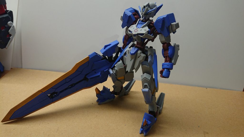 十握剣(とつかのつるぎ)
荒神用の武装であり大きさがMSサイズとデモリッションナイフよりも大きくシールドの変わりにもなり内属式のガトリングガンも入っている他背中のラックに装備されている際にはブースターとしての役割もある
ブレードの部分は大量の特殊合金性で作られており300年立つ現在ではどうやって加工したのかまたどういう構造でこの武装を作られたのか分解もできない為によく分かっていないロストテクノロジーの一つでもある