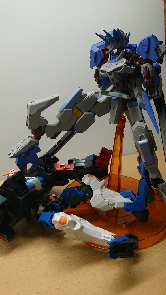 足のフロントアーマーに装備された突起物は特殊合金性のブレードであり300年前の荒神から元々装備されていた装備である
通常形態でも使用されるが荒神モードの際には踵がブースターになっておりその突出力を利用しての踵落としを行う