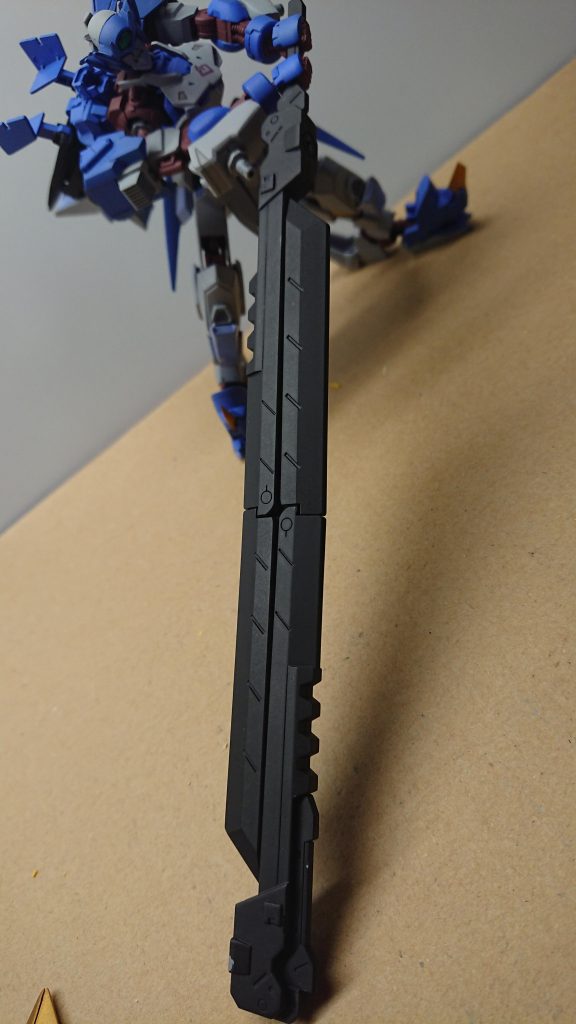 荒神デモリッションブレード(仮)
荒神モードの際に使用されるデモリッションナイフ二本を合体させた装備である
これはたまたまできた副産物であり現パイロットは気に入って使ったりする
使用方法はとりあえず殴る
相手が動かなくなるまで殴る
相手が停戦信号送ってきても殴る
容赦のない大質量でとりあえず殴る