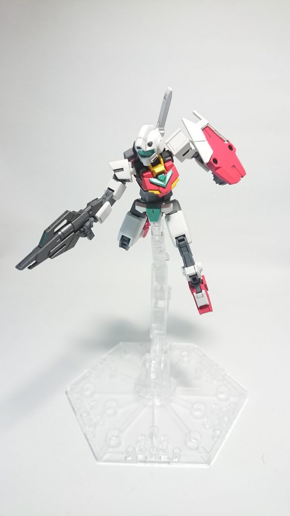 コアジム形態。ジムの頭は「HGUC ジム(寒冷地仕様)」から流用し、後頭部のアンテナを切り落としています。
カラーリングは特定の機種をモチーフにしたわけではなく、「ジムっぽさ」と「アーマー装着形態とのバランス」を考えて配色しましたが、結果的にジムIIに近い感じでしょうか。