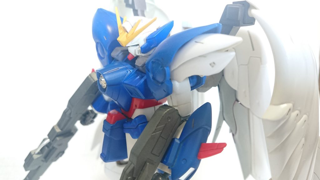 横から。

羽根はパール、一部パーツを別キットから流用・シルバーで塗りました