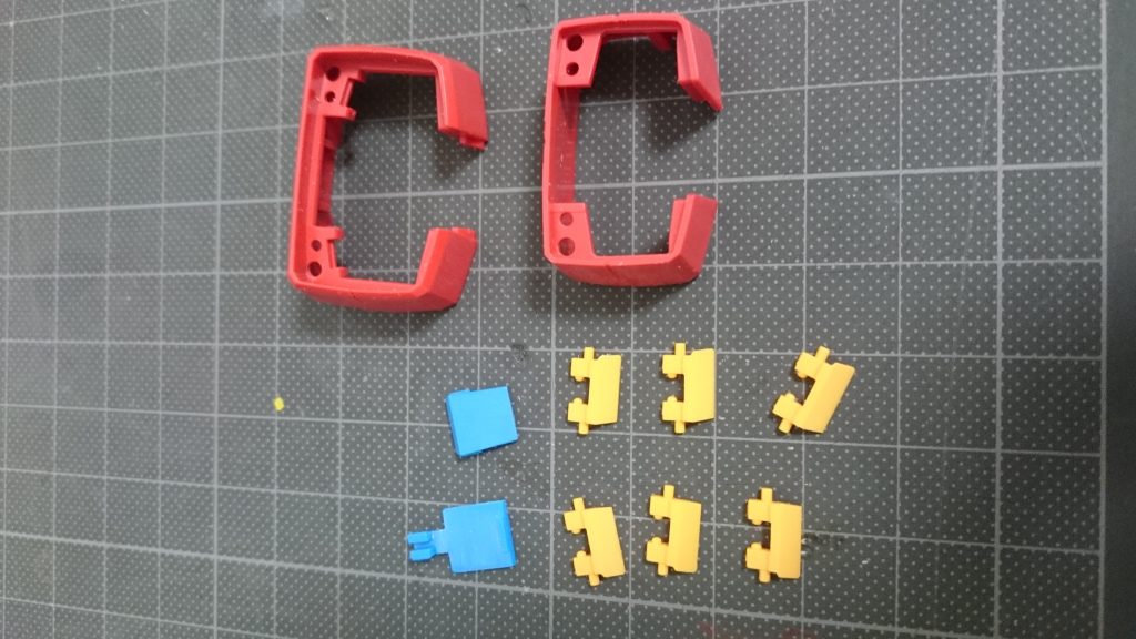 面倒なので、いつもは外装にサフはしないのですが、今回はここまでベースの色が違うので、サフを使いました。サフ後の写真は無いです。。