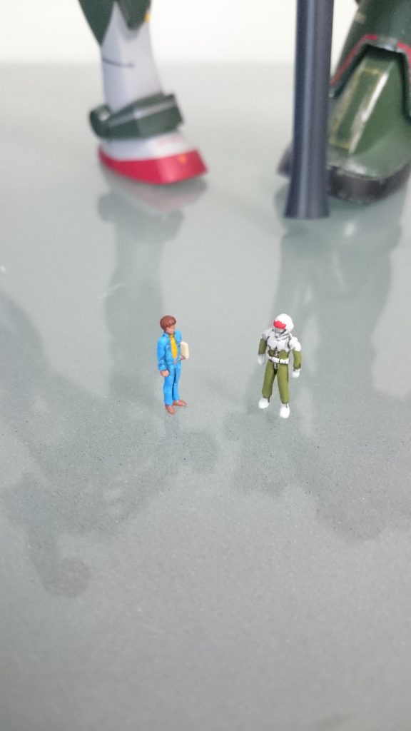 ⚫クレーム
ジオン兵 「少し良いかな?」
アムロ 「ア、アムロ・レイ 15才です」
ジ 「いや、そうではなくて。今回、リアルタイプ第3弾だと聞いたが」
ア 「そのはずですが?」
ジ 「リアルタイプシリーズの、この流れでは、ガンダムも旧キットで、と言うのが筋ではないか?」
ア 「では、旧キットのリアルタイプガンダムが定価で買える保証があるんですか?ガンスタを始めてから塗料とか色々買ってしまってお金がないんだ、、そんな事言うと、僕はもう、やめますよ!」
ミライ 「アムロ、お茶が入ったわ」