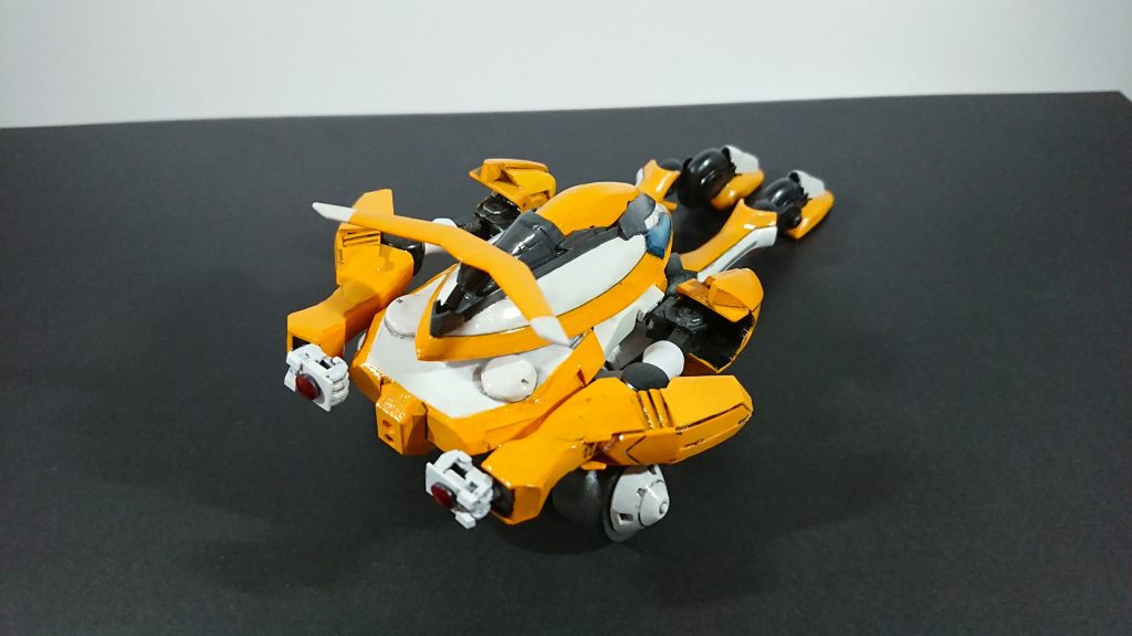 *・ビークルモード*
地上を高速移動可能な形態。
また格納形態も兼ねている。