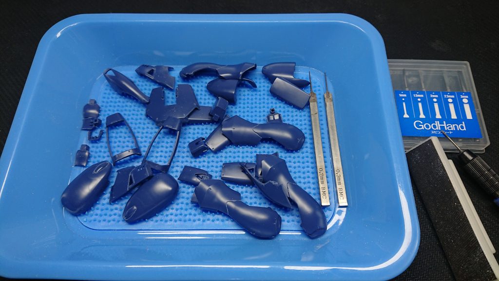 鉄ヤスリやタガネでパーツを整形して。