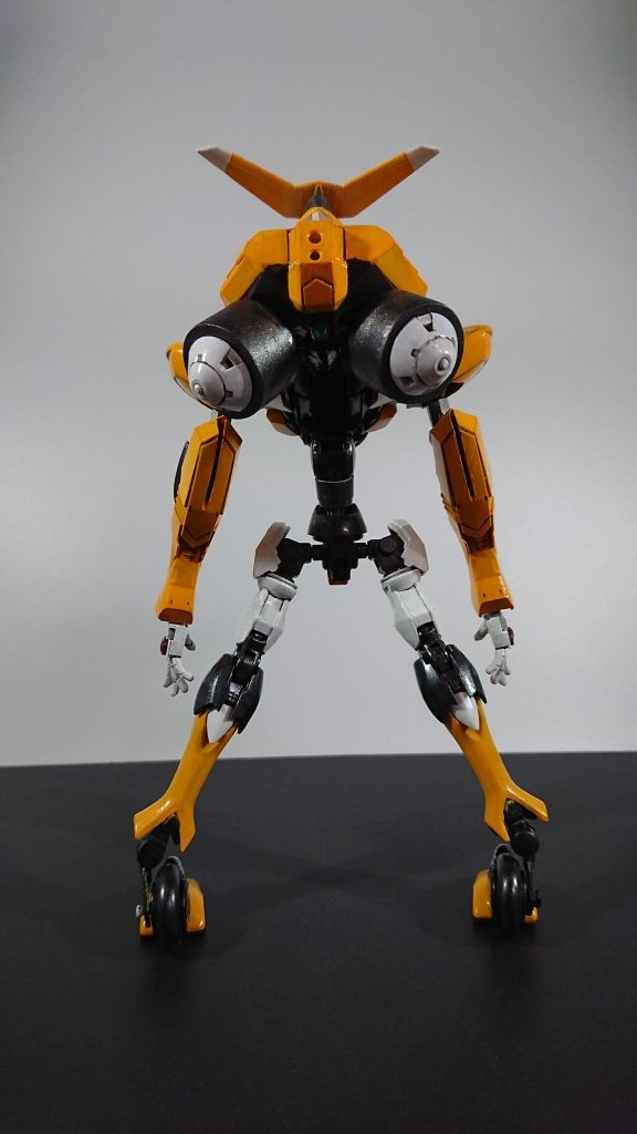 *・腕部*
ヴレイヴをベースに、リフボード使用時のバランス制御の為に延長している。また、肘にマウントラッチを備えており、ブーメランブレード等を装備可能。
*・脚部*
ヴレイヴをベースに、軽量化と股関節の可動域を改善。
*・足首*
ビークルモード変形用に、構造が変更されている。
延長されたフレームにフロントタイヤが組み込まれている。
*・胴体*
フレームは606用に新造されており、前後に伸びた形状の前方には
駆動系が集中し、後ろ半分は大型コンデンサと擬似GNドライヴが容量を占めている。またコックピットは、胴体のキャノピー形状の下に設けられている。
また、リアタイヤが下部に装備されており、2つのタイヤにそれぞれ擬似GNドライヴが格納されている。
*・胴体内蔵武装*
*・30mm対人機関銃*
フラッグのコックピットドラムに装備されているマシンガン。
*・マルチプルランチャー*
背部ユニットに内蔵されている多目的ランチャー。
ビーム撹乱幕、フレア、スモーク弾、閃光弾等を後方へ射出可能。