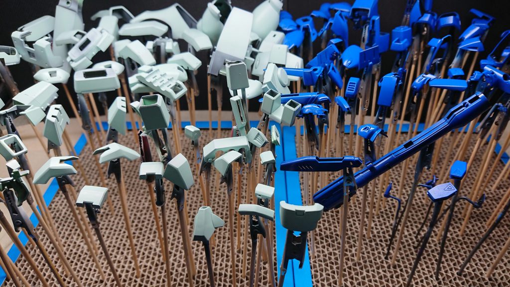 持ち手を付けてサフ吹き。