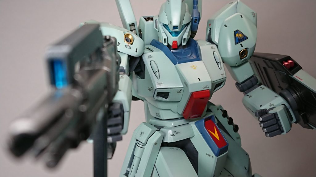 ビームライフルを構えて。