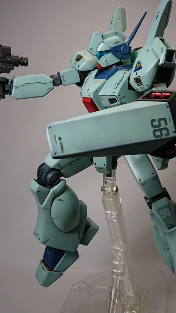 このポーズを取らせると僚機を作って並べたくなる。