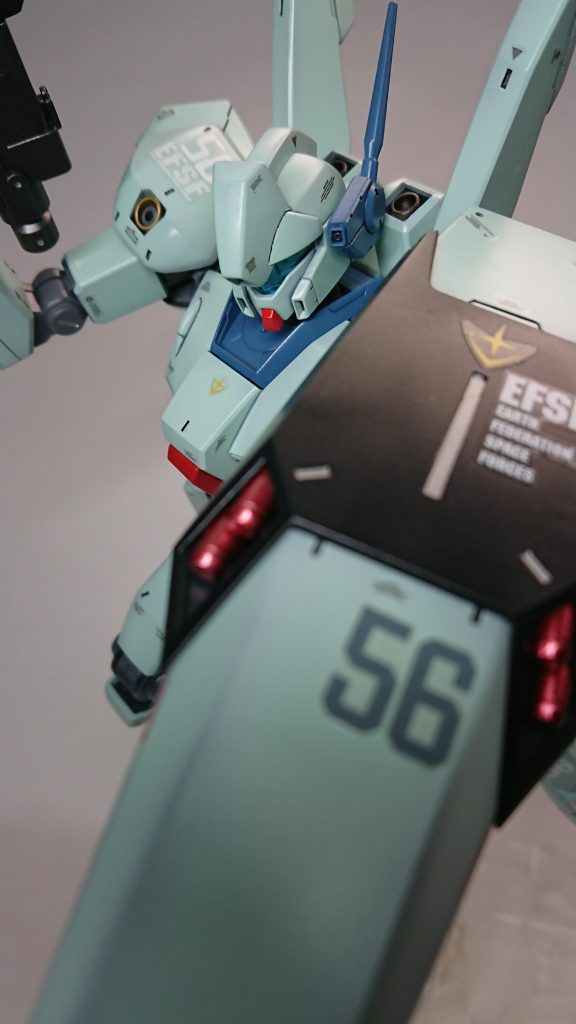 シールドのミサイル・ランチャー発射ポーズ。