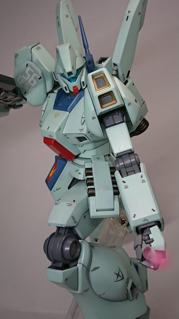 ビームライフルを振り下ろすポーズ。