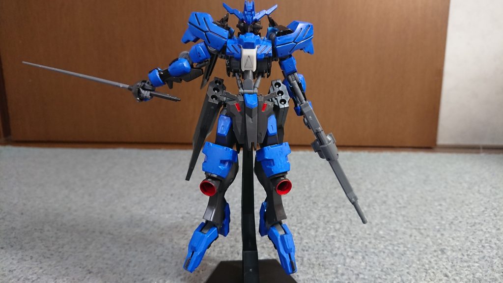 成形色の青は薄すぎて似合ってなかったのでガンダムマーカーで塗りました