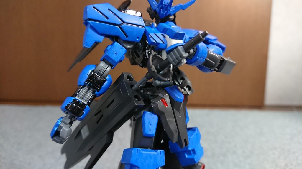 腰のバーストサーベルは切り離したので着脱可能です