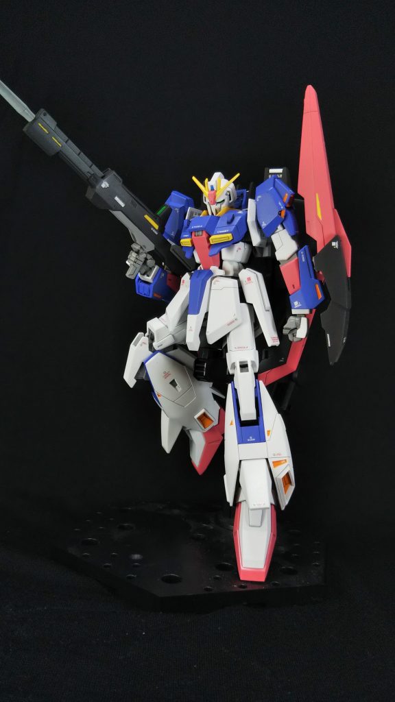 ポーズ
このキットは可動域がウリの1つですが塗装後は怖くてあんま動かしたくないですよね