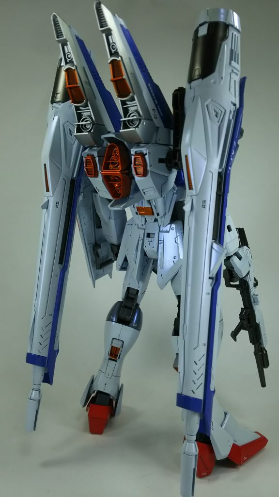 バックから。
バーニア類はメタリックオレンジで塗装。