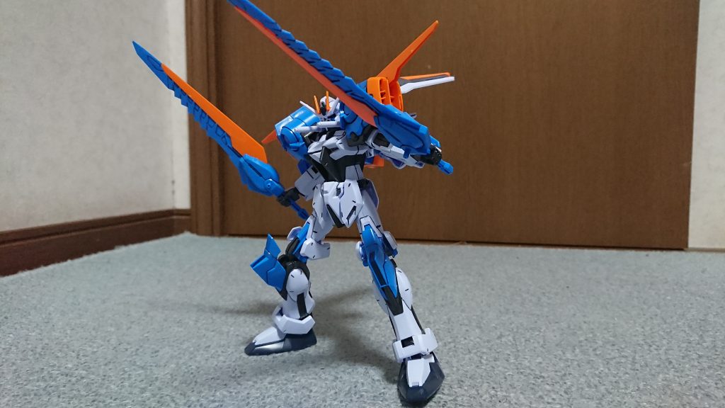 SEEDの1/100シリーズは初めて組んだけど剛性がすごい
ピンが太くて折れにくい感じ
ウイングソーの保持もいい感じ