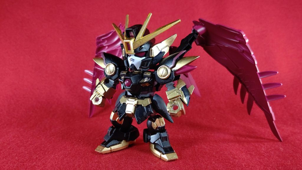 黒の部分は本当はガウェインとかみたいな光沢感を出したくて
光沢スプレーを初めて使ったのですがあまりイメージどおりにのりませんでした。
おそらく‥‥余っていたつや消しブラック使ったので
光沢とつや消しが衝突してプラマイゼロになったと思ってます。
初めて使ったので練習あるのみですね‥‥