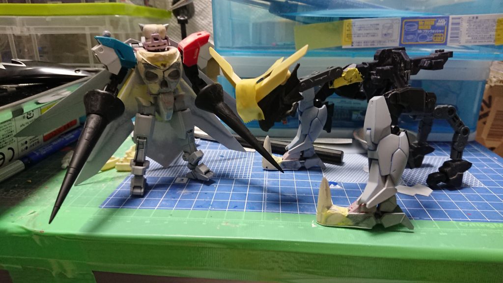 制作中の合体前。
スカルナイトの方がほぼ形が見えているんですが、デッドリーアックスは胴体をどうしようかずっと悩んでいる状態でした。