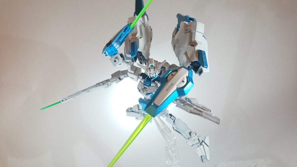 シールド裏にビームサーベル仕込んでます