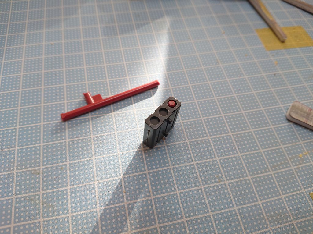 ランナーを使ってバズーカの砲弾を作りました。複製はおゆまるとUVレジンで。