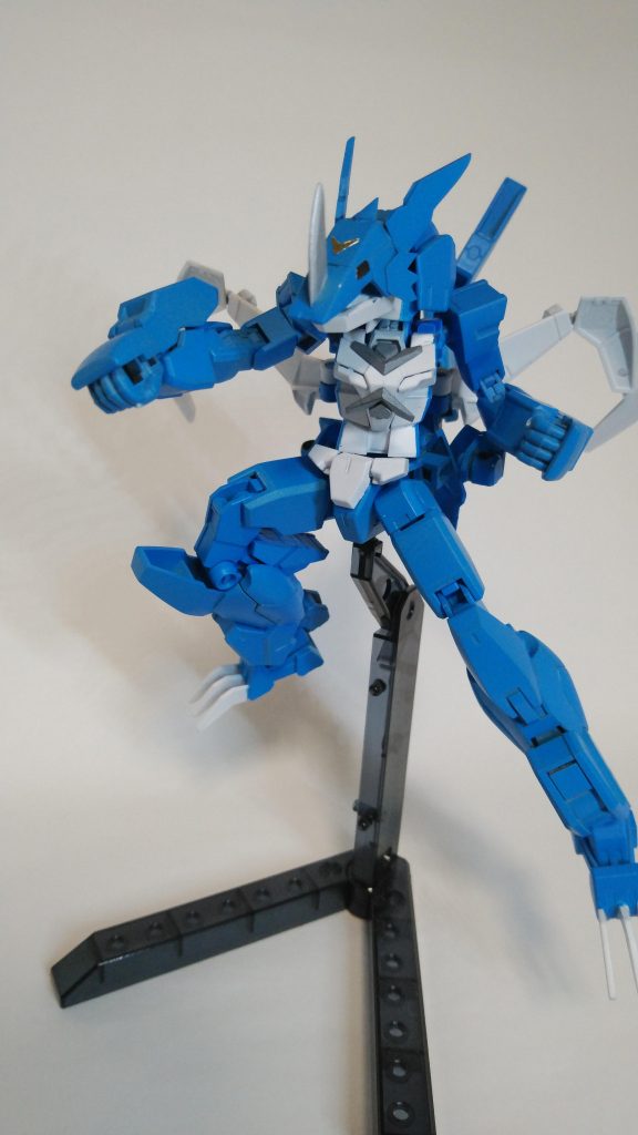 パワー担当のため基本は殴る。前腕を捻れるように小改造。