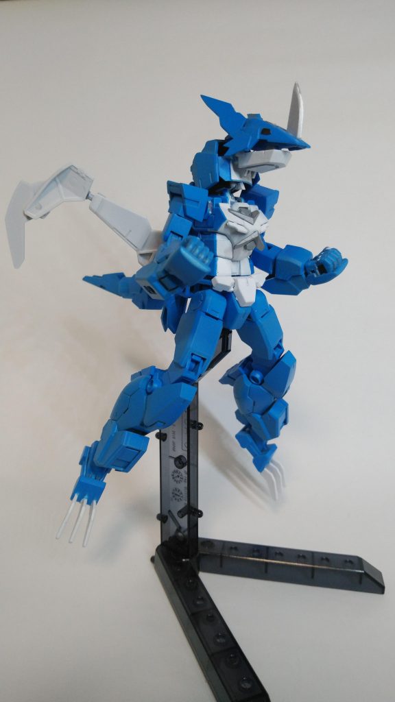 唯一の武装は胸部の上下逆のV字から放つ”エクスレイザー”