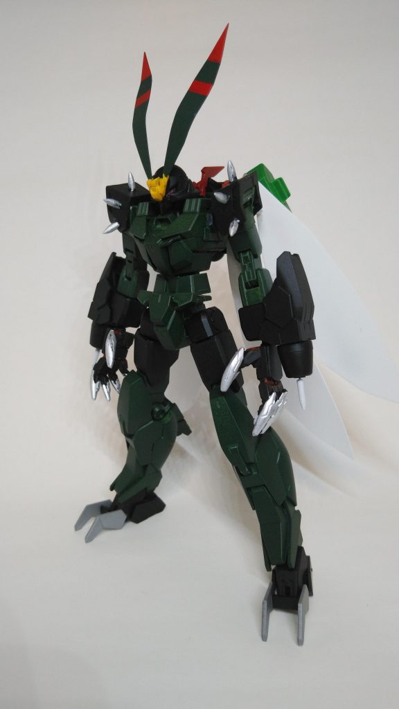 ガンダムスティングレイ。辛うじてガンダムタイプ特有のツインアイを備えているがやはり異形。スピードに優れているほか、各所に備えた装甲で防御力も高い。背景のせいで羽根が見えづらいですね・・・