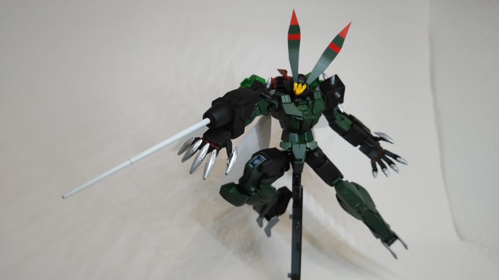 武装は両腕のスパイクを相手に突き刺す