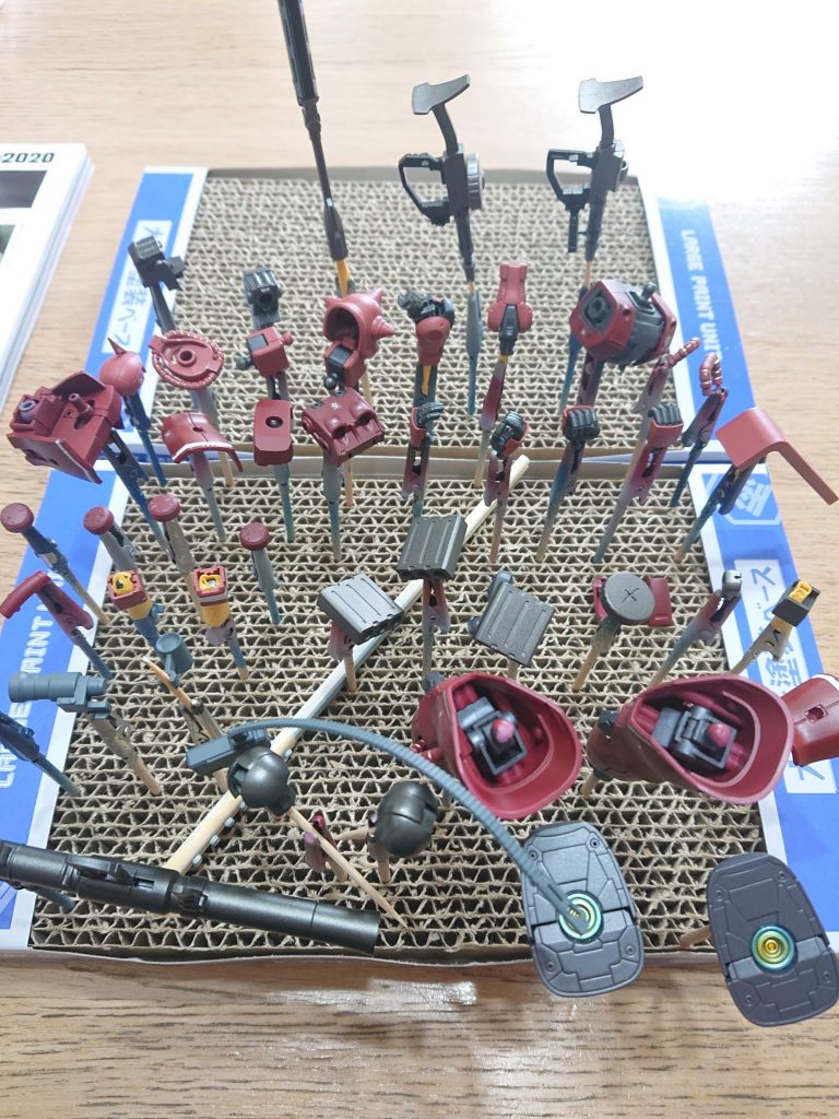 塗装途中の様子。足裏スラスターにも焼け塗装をしてみました。