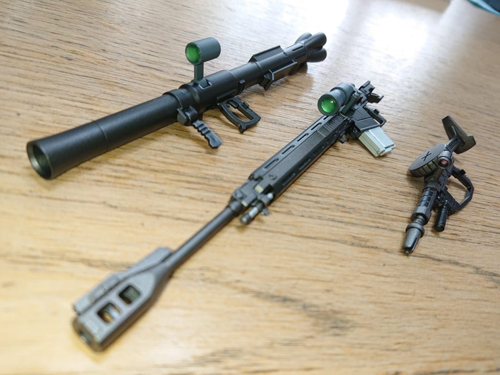 こちらもUVレジンで作ったスコープレンズ。板の上に垂らして、表面が盛り上がっているうちにUVライトで硬化させました。塗装は裏面にクリアーカラー→シルバーの順番で。