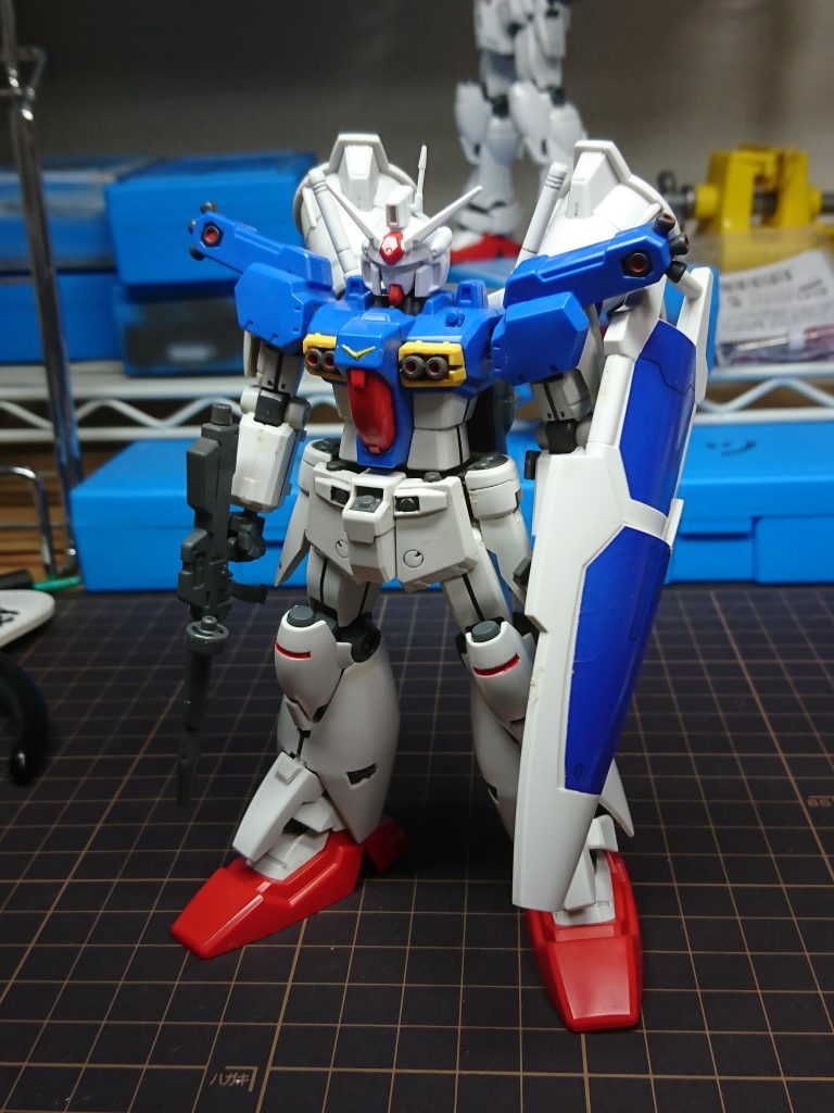 リメイク前の状態
当時はガンダムマーカーなどで頑張って部分塗装してましたのでパッと見はいい感じなのですが…