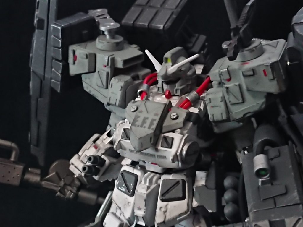 一年戦争後に連邦陸軍主導で開発されたガンダムタイプのMS。型式番号は正式に連邦軍内で認可されていない違法製造機「イリーガル」であるため、独自のものである「RX―7X」が用いられている。建造には後期型RX―78系のパーツが増産品や予備パーツなどを合わせて使われているが、一部陸戦型ガンダムのパーツが使われている。これは本機体が陸戦を想定しているため、実戦データが豊富で信頼性の高い陸戦型ガンダムのパーツが有用とされたためである。対艦巨砲主義を引きずる陸軍には機動兵器開発のノウハウが不足しているため、建造には一部オーガスタ系スタッフが関わっており、両陣営の意見を統合して「FSWS計画」のデータが反映されている。先んじて陸軍が開発したサプレッションガンダム
https://gumpla.jp/hg/158369
は、高い実績を示したものの、ジオン残党との戦闘で大破。機動兵器としての完成度の低さや火器管制システムの不完全などを露呈した。これらの反省を生かし、より完成度を高めた本機体はロールアウト時点で実戦型と言われるものとなった。