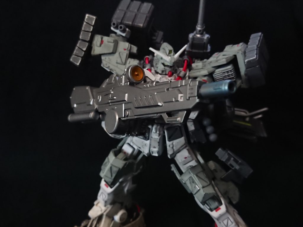 大型メガ粒子砲のチャージ中の大幅な火力低下を補うために、ガンダム7号機と同型のビームキャノンを手持ち式に改造、装備している。