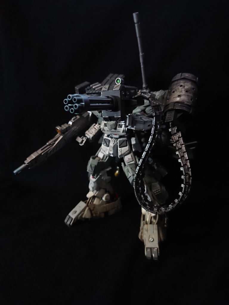 高感度センサー類が備わっており遮蔽物に隠れた敵機もある程度見つけることができる。