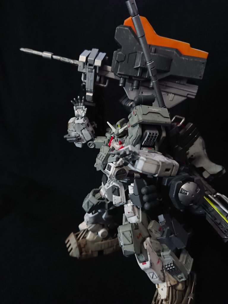 クローシールドで保持、時にそのまま振るうことで破壊力を向上させることもある。