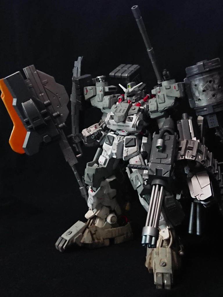 イリーガル・ガンダム フルパッケージ
本来予定されていない形態であり、デモンストレーション用にオプション装備を可能な限り装備した形態。火器管制システムと駆動部は戦闘可能に調整されているが、本来は完成披露宴時のみの宣伝的な形態だった。付近の武装組織鎮圧のためにこの形態で出撃し、撃破したことがある。