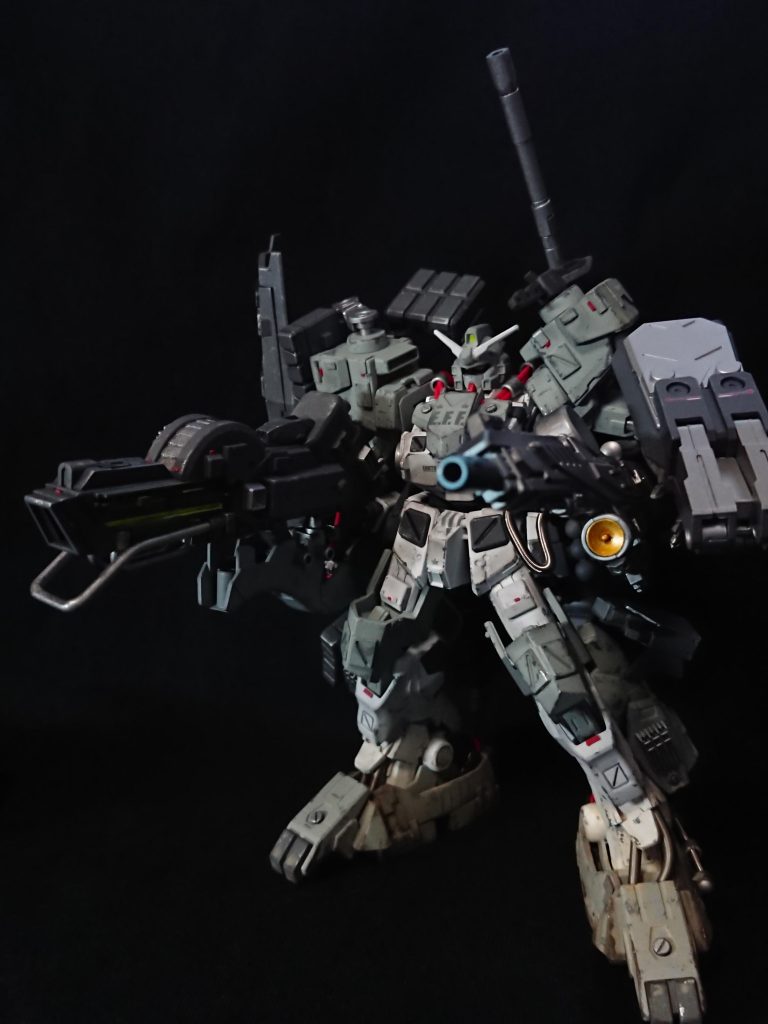 砲撃形態用の追加装備一式、手持ち式のビームキャノンも固定式に再装備されている。