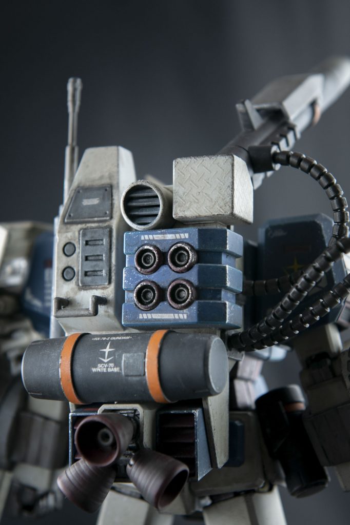 チャームポイントは、肩と背面にあるモールドデカール。