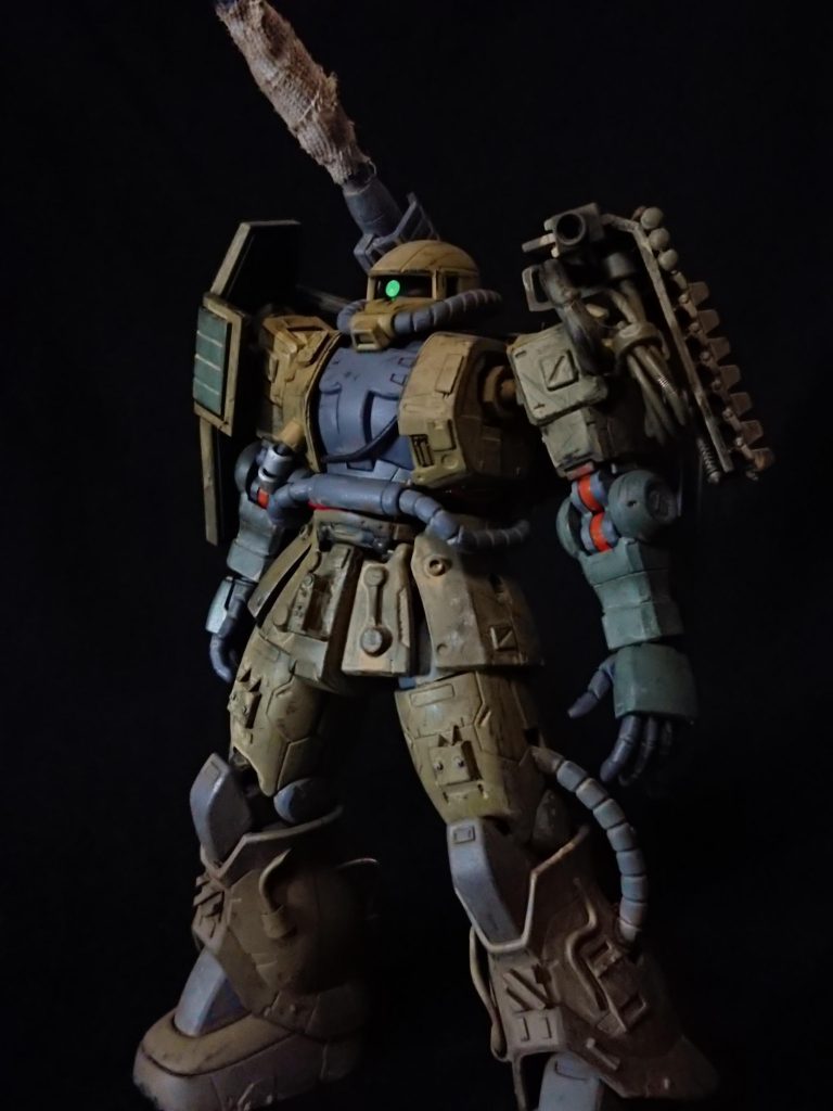 全体
左肩のスパイクを取って、プラ板で作った小型シールドに履帯とスモークディスチャージャーを着けてます