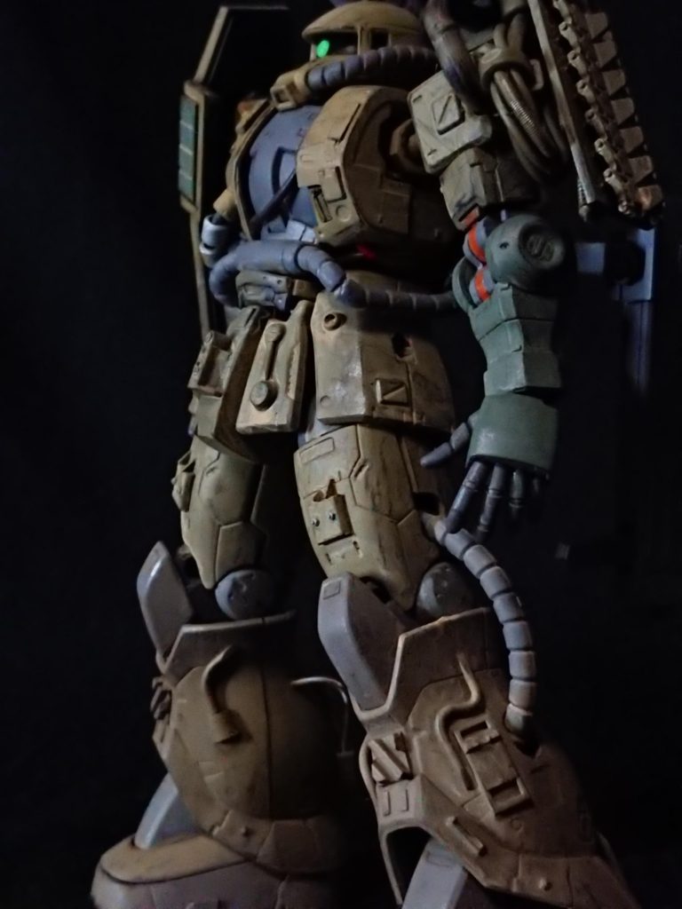 脚部ディテールはプラ棒やコードを曲げて接着。