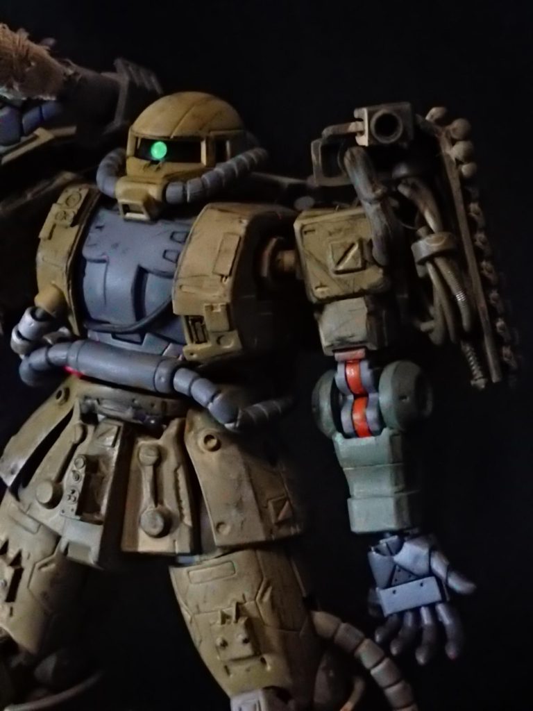 腕関節の中央はアクセントでオレンジに塗装