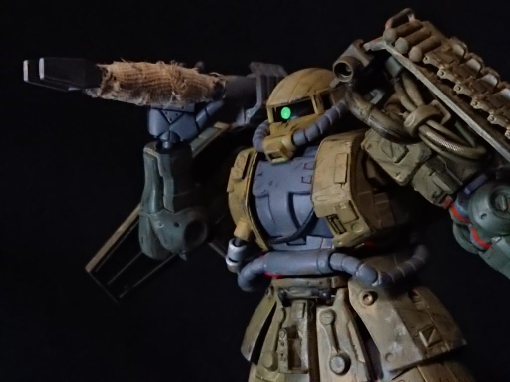 メイン武器の180㎜キャノン砲には砲身歪み防止用にサーマルジャケットを巻き付け。