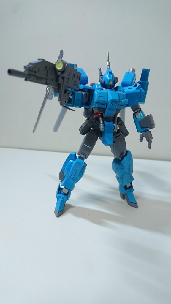 ビームライフル
ガンダム7号機と同型。一年戦争時の機体と比べ、ジェネレータの更新とエネルギー伝達機構の見直しによって、連射性能が向上している。