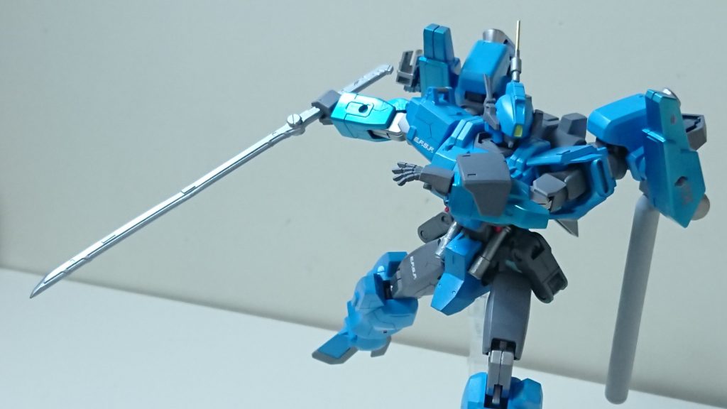 機体に付加を掛けずに継続して格闘戦を行うために用意されたもので、ガンダリウム合金を切り裂く切れ味があるものの、刃筋を立て適切なモーションを行わなければ弾かれたり破損の恐れがある。