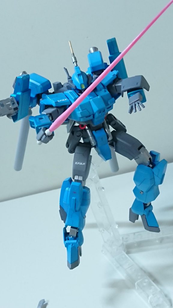 ビームサーベル
脚部装甲内に収める。
出力が高いためリーチや熱量も向上しているが、消耗も激しい。