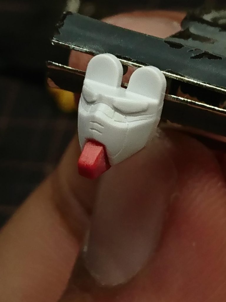 ゼフィランサス同様フェイス部分エッジ出し目元のクマスジ掘り追加
これだけで元のよりRX-78顔になります