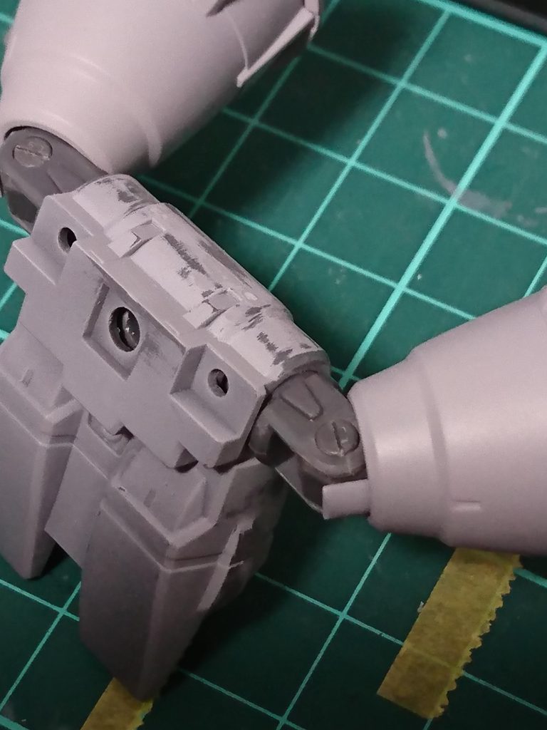 ポリキャップ軸が丸見えなのでマイナスモールドのように切り込みを入れました