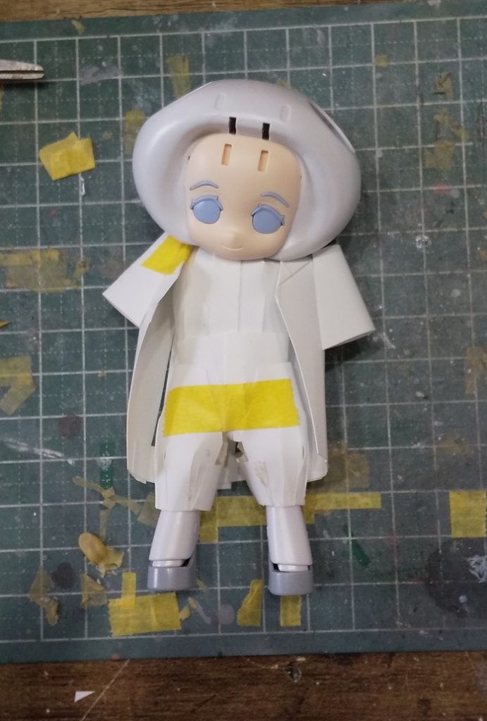 0.2mmのプラ版に、はさみで切れ目を入れて瞬間接着剤で接着し、筒状や局面といった服の形にしていきました。